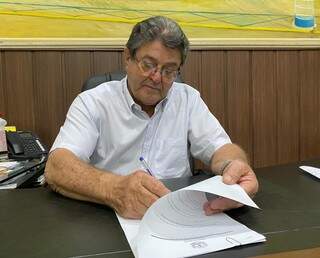 Donato Lopes quando assinava decreto reduzindo salários (Foto: Divulgação)