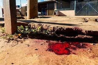 Mancha de sangue no local onde traficantes foram mortos no Vespasiano Martins. (Foto: Henrique Kawaminami)