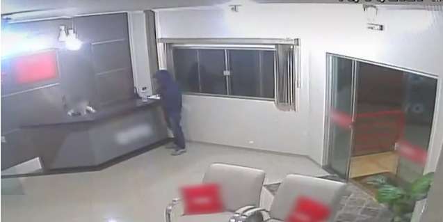 Em meio minuto, assaltante levou dinheiro de caixa de hotel 