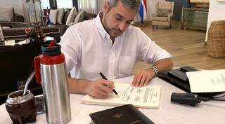 Mario Abdo Benítez assinando documento na sede do governo paraguaio (Foto: Hoy)