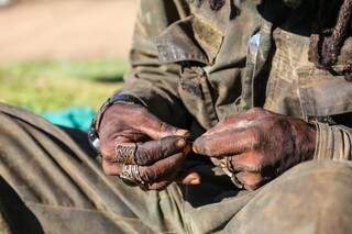 Mãos queimadas pelo sol não impedem cuidados com aparência: anéis, relógio e chapeu de couro. (Foto: Paulo Francis)