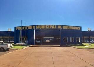 Fachada da Prefeitura Municipal de Dourados, cidade distante 233 quilômetros de Campo Grande (Foto: Dourados Agora) 