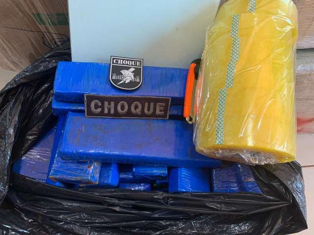 Dupla &eacute; abordada pelo Choque e indica esconderijo de maconha no Itamarac&aacute; 