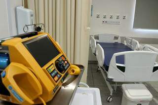 Exemplo de um leito com respirador utilizado para quadro pulmonar grave no hospital do trauma, na Santa Casa (Foto: Henrique Kawaminami)