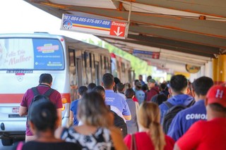 Apenas 50 &ocirc;nibus circulam no domingo e durante feriado 