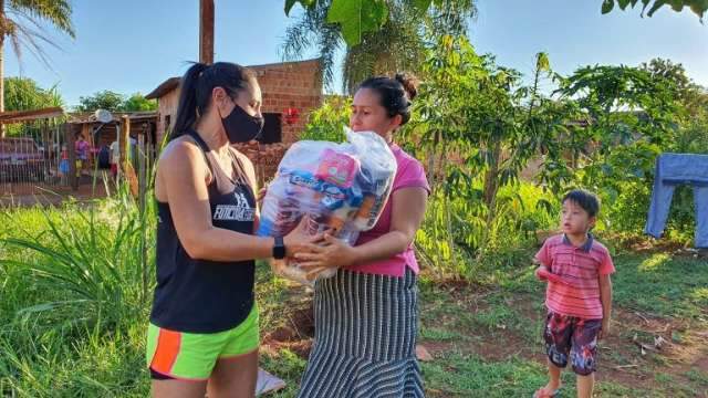 Familias carentes de 3 bairros recebem 400 kits de limpeza e higiene na Capital