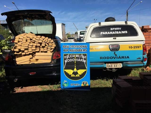 Homem &quot;fura&quot; barreira, &eacute; perseguido e abandona carro com 273 quilos de maconha
