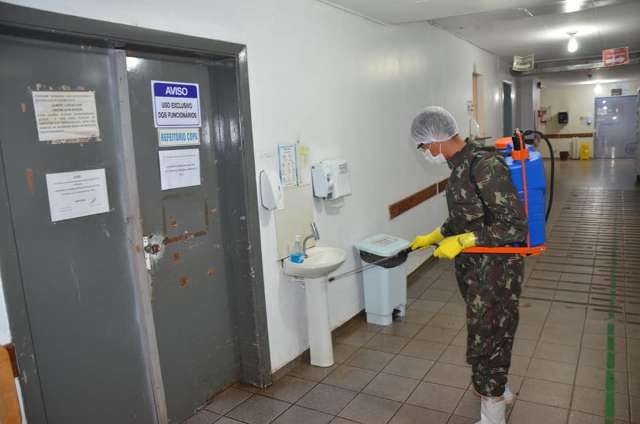 Militares do Ex&eacute;rcito desinfetam hospital refer&ecirc;ncia para casos de coronav&iacute;rus