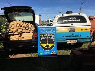 Homem &quot;fura&quot; barreira, &eacute; perseguido e abandona carro com 273 quilos de maconha