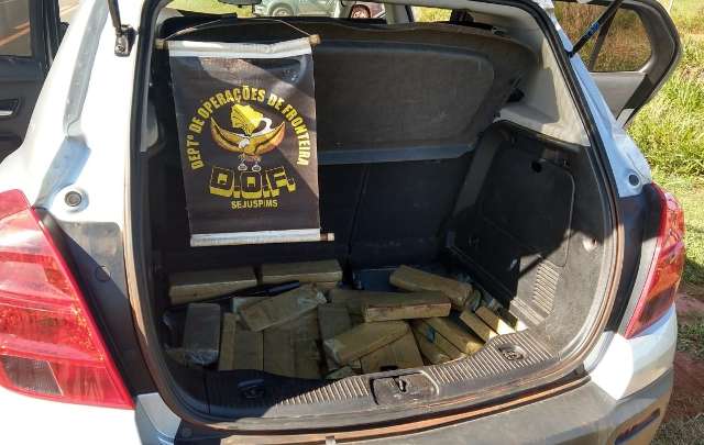 Dupla &eacute; presa com carga de maconha escondida em fundo falso de carro furtado 