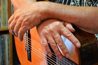 As mãos preparadas para tocar o violão. (Foto: Ernesto Franco)