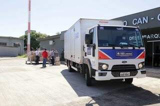 Caminhão enviado pela prefeitura de Três Lagoas aguardava para ser carregado com equipamentos doados.