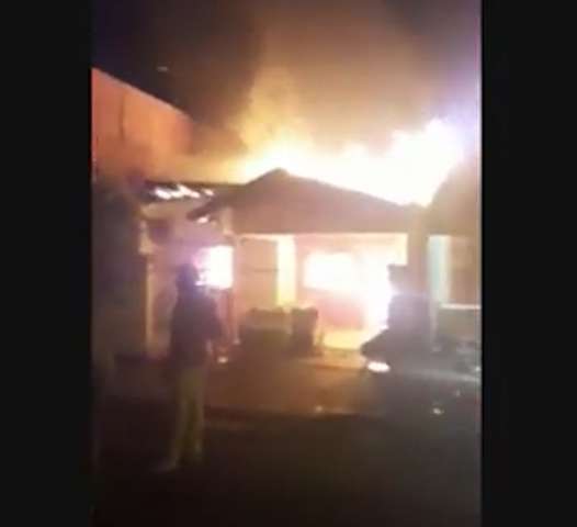 Crian&ccedil;a de 10 anos p&otilde;e fogo em sacola e inc&ecirc;ndio destr&oacute;i casa