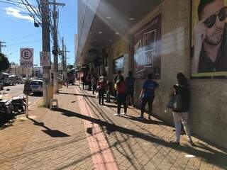 Consumidores fizeram fila antes da reabertura das portas (Foto: Guilherme Correia)