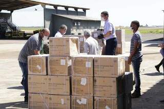 Caixas com equipamentos importados da China são descarregadas na Base Aérea (Fotos: Kísie Ainoã)