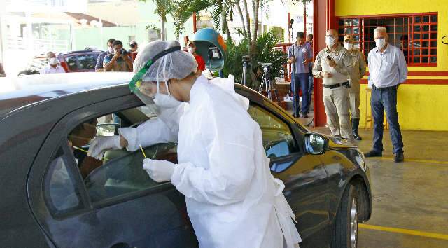 Em uma semana, drive-thru agendou 300 exames para novo coronav&iacute;rus