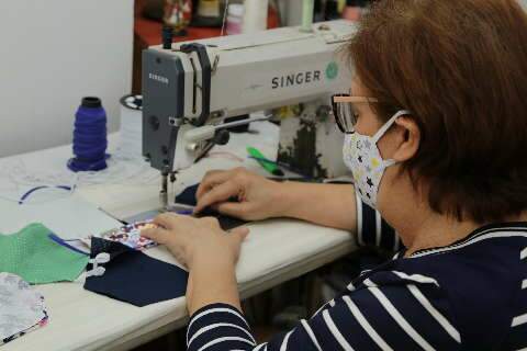 Costureira melhora renda fazendo 100 máscaras de tecido por dia 