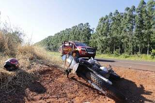 Motociclista pula de motocicleta depois de colis&atilde;o com carreta e sai ileso