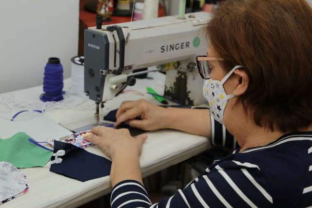 Costureira melhora renda fazendo 100 m&aacute;scaras de tecido por dia 