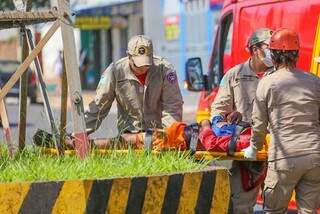 Mulher cai de altura de 5 metros em torre na Avenida Guaicurus