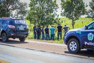 Equipes da Polícia Civil e da Polícia Militar no local onde corpo de mulher foi encontrado nesta manhã. (Foto: Marcos Maluf)