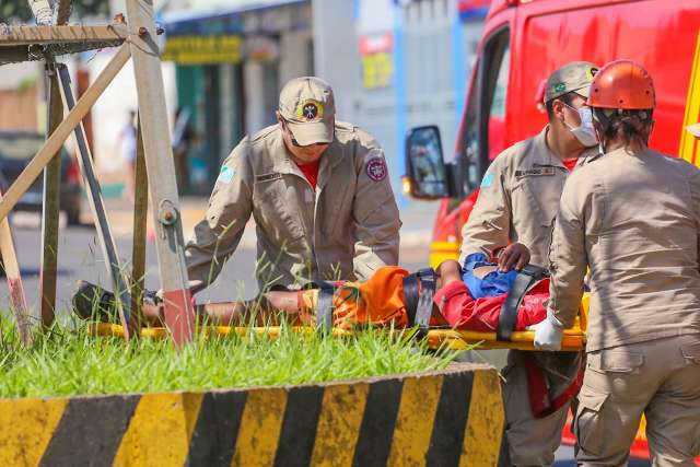 Mulher cai de altura de 5 metros em torre na Avenida Guaicurus