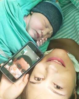 Matteo ao nascer, com a mãe Danielle e o pai Marcius, através do Facetime. (Foto: Arquivo Pessoal)