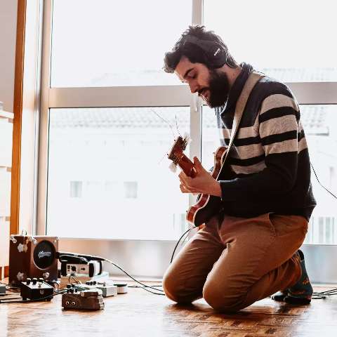 Com m&uacute;sica &quot;mandioca&quot;, J&uacute;lio Queiroz lan&ccedil;a disco em Portugal