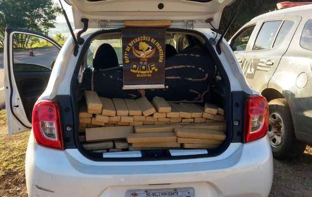 Traficante e batedor s&atilde;o presos ap&oacute;s pol&iacute;cia descobrir carga de maconha em carro