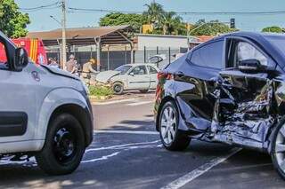 Carro &quot;passa reto&quot; no sinal vermelho e atinge dois ve&iacute;culos no Centro