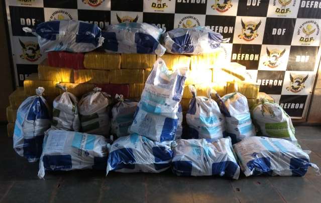 Traficante &eacute; preso com quase 1,5 tonelada de maconha ao ser parado em bloqueio 