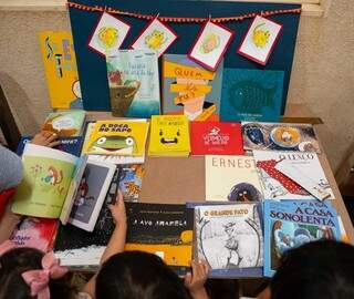 Livros são expostos para serem comprados na livraria itinerante. (Foto: Divulgação)