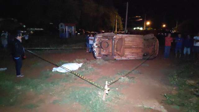 Saveiro capota em alta velocidade, condutor morre e duas mulheres ficam feridas