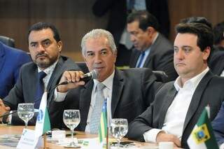 Governador Reinaldo Azambuja fala durante reunião do Fórum Nacional, em Brasília (Foto: Divulgação)