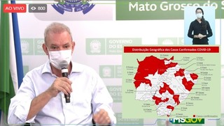 O secretário Geraldo Rezende durante a live sobre os novos números do novo coronavírus em MS. Os pontos vermelhos no mapa são as cidades com registros. (Foto: Reprodução Facebook)