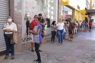 Para adiantar compras e pagamentos, clientes chegam antes de lojas abrirem