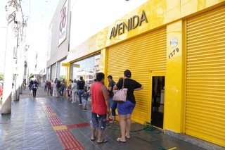 Para adiantar compras e pagamentos, clientes chegam antes de lojas abrirem