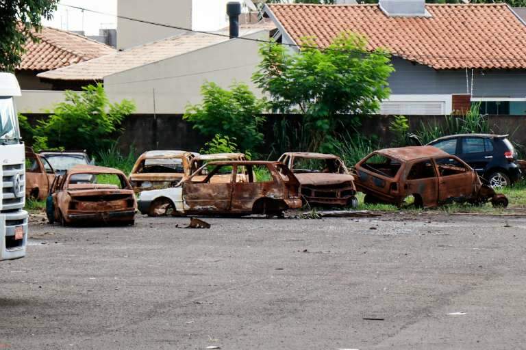 Sucatas de carros em pátio. (Foto: Henrique Kawaminami)