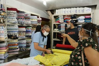 Algumas cores como preto, azul e branco já estão em falta em algumas lojas. (Foto: Kísie Anoiã)