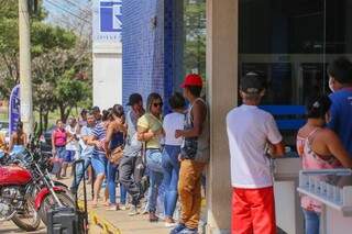 Na fila dos bancos, menos da metade das pessoas usa m&aacute;scara de prote&ccedil;&atilde;o