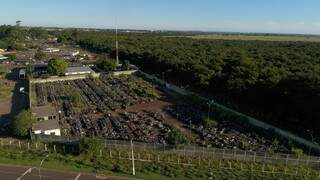 De cima, drone mostra pátio do Detran em Campo Grande, que, ao todo, tem 7.100 veículos. (Foto: Gabriel Rodrigues)