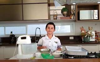 Aos 9 anos, Lucas vai para cozinha e ensina como preparar bolo gelado. (Foto: Arquivo pessoal)