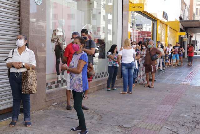 Para adiantar compras e pagamentos, clientes chegam antes de lojas abrirem