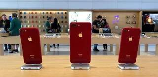 iPhone 8 e iPhone 8 Plus na versão RED. (Foto: Thássius Veloso/TechTudo) 