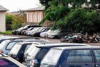 Motocicletas e carros no pátio da Defurv, em Campo Grande. (Foto: Henrique Kawaminami)