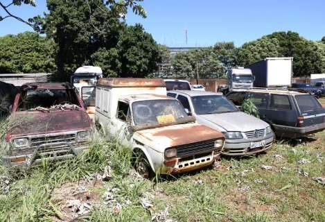 “Frota” de quatro municípios vira sucata e cria grandes cemitérios de veículos 