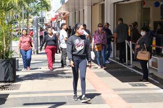 Mulheres caminham pela 14 de Julho, no Centro de Campo Grande (Foto: Paulo Francis/Arquivo)