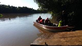 Bombeiros retomaram nesta segunda-feira buscas a pescadores desaparecidos no Rio Brilhante (Foto: Itaporã News)