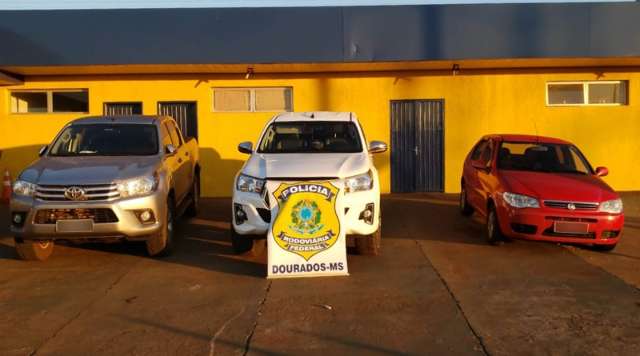 Receptadores s&atilde;o presos pela PRF enquanto levavam camionetes para o Paraguai 