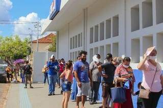 Na fila dos bancos, menos da metade das pessoas usa m&aacute;scara de prote&ccedil;&atilde;o